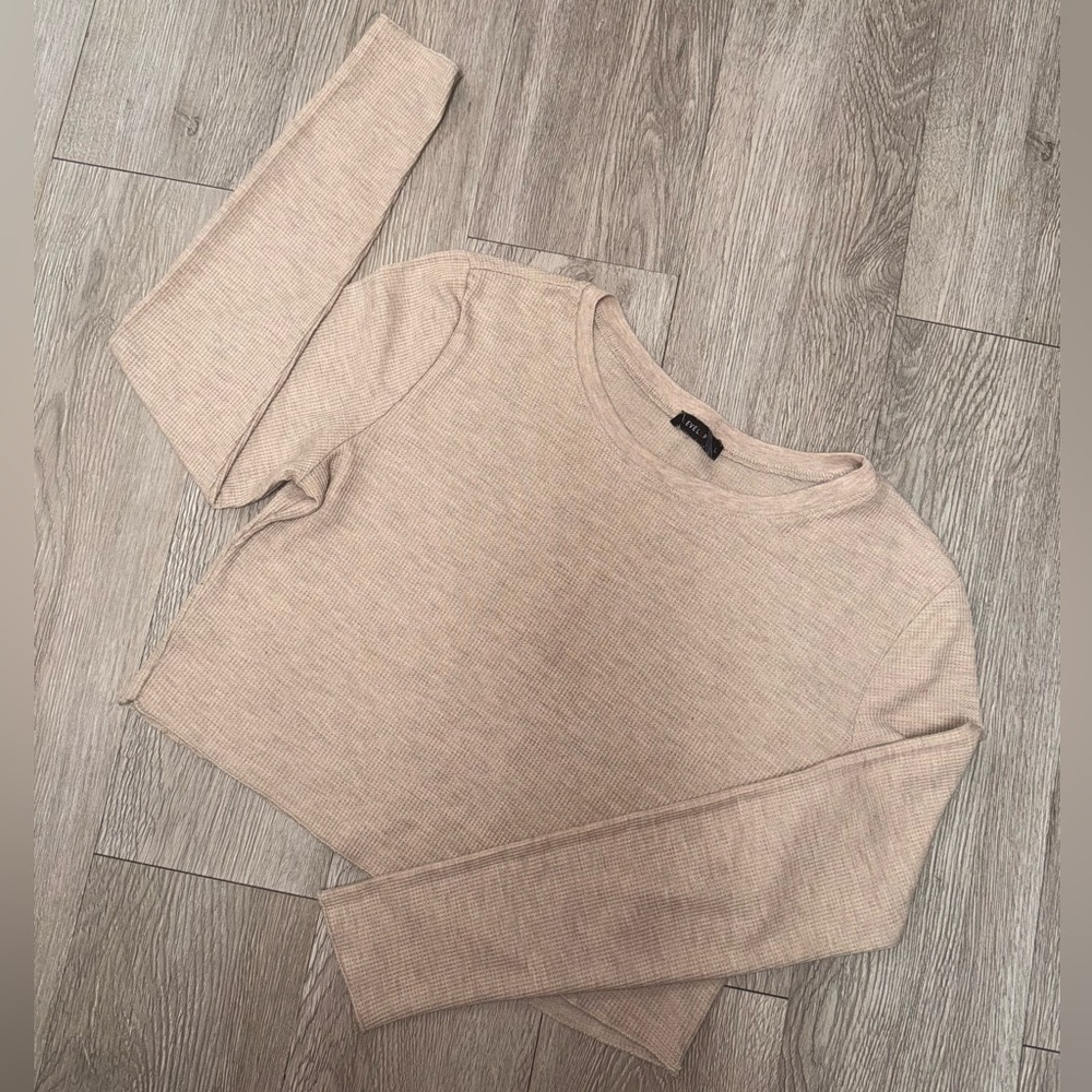 Level Up Long Sleeve Crop Top Size L